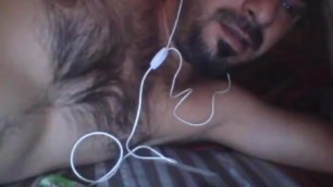 IRAQUI PELUDO SE PAJEA VIENDO MI RICO CULO JUGANDO EN LA CAM GAY