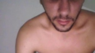 TUNECINO SEXY SE LA MENEA SE DESPATARRA Y SE CORRE - JUGANDO EN LA CAM GAY.