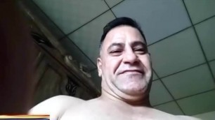 IRAQUI MADURO SEXY GAY MUY CAXONDO ME DA SU POLLA Y SU RICO CULO JUGANDO EN