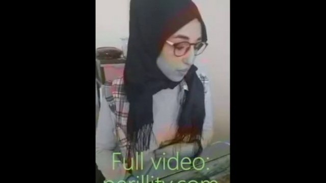 Hot Turkish Teen Flashing Tits on Periscope