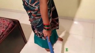 Kaamwali ne dala jhadu apni chut me mitaya josh