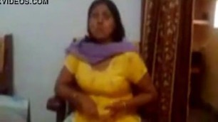 indian punjabi aunty showing boobs to young lover