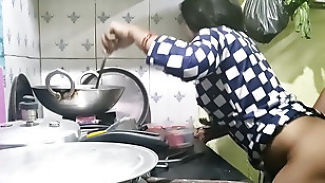 The maid who came from the village did not have any leaves, so the owner took advantage of that and fucked the maid (Hindi Clear Audio)